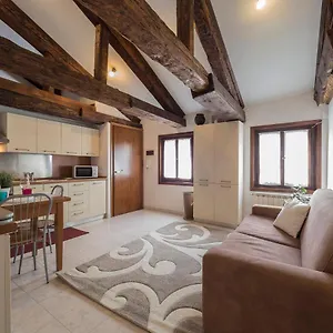madame-v-apartments.hotelslidodijesolo.com/